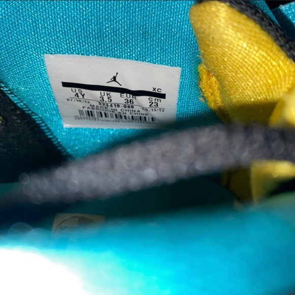 Jordan sneaker like new in box kids size 4y - Picture 3 of 5